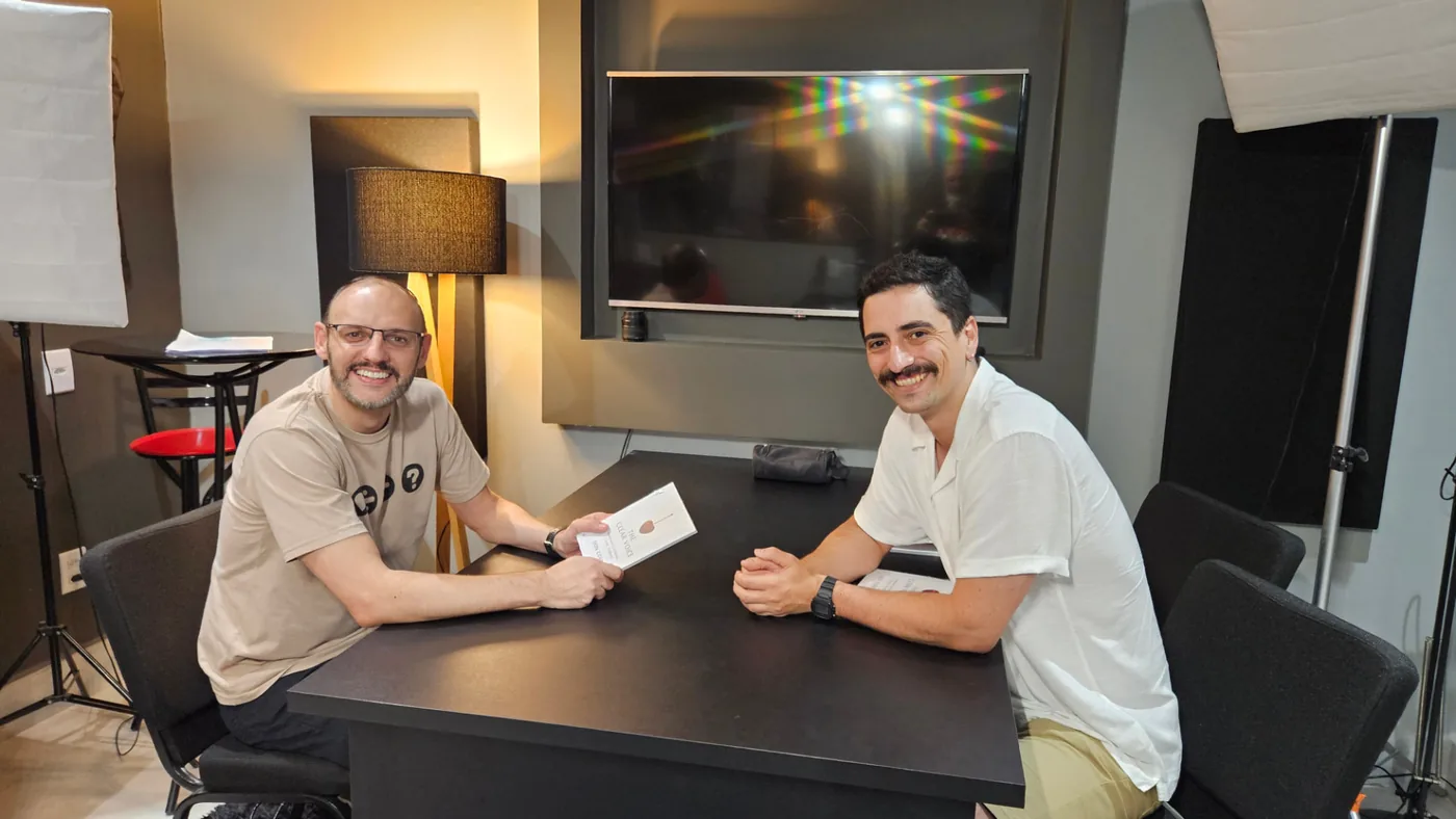 Don Correa em conversa com o livro The Clear Voice sobre a mesa